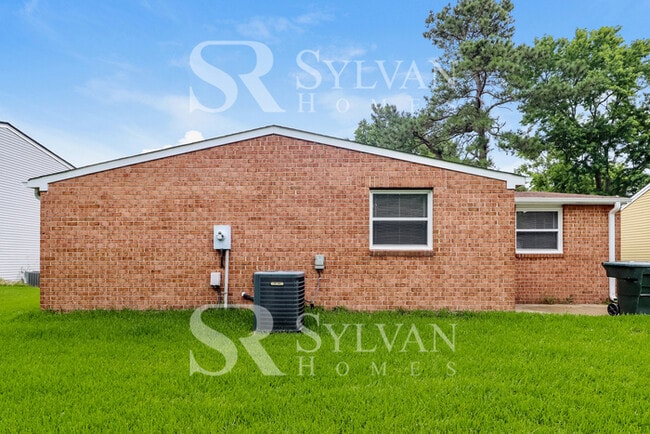 Building Photo - Charming 3BR 1.5BA Home