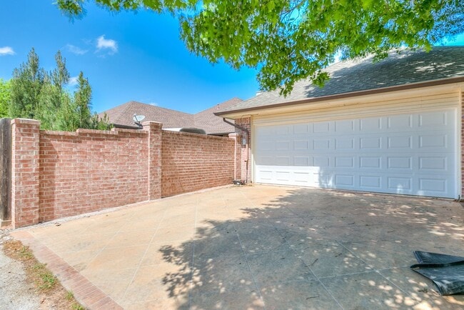 Building Photo - NOW AVAILABLE - Beautiful 3-Bedroom Home in the Southland Neighborhood!