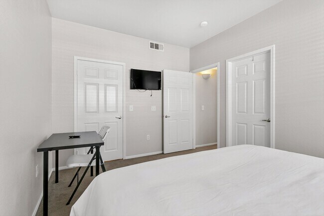 Building Photo - Fully Furnished/Great location 3 bedrooms 2  bath, community pool/gated in south summerlin area