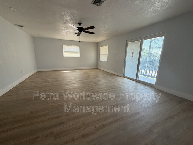 Building Photo - 131 W Atwater Ave