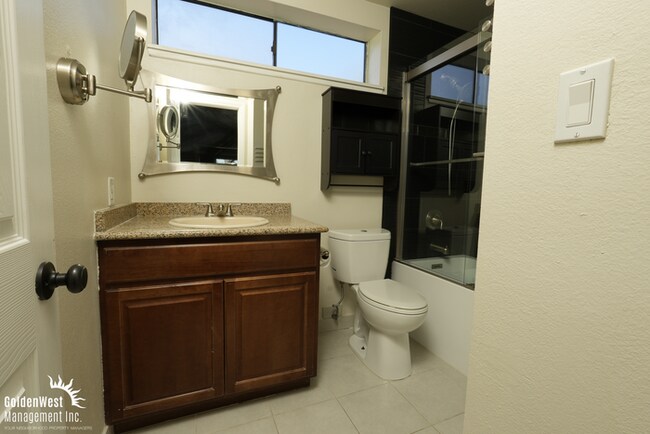 Building Photo - Spacious 4Bdm 2.5Ba Home with Loft in Las Vegas