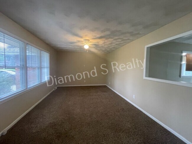 Building Photo - 4 Bedroom Home Available Now! Southwest Springfield!