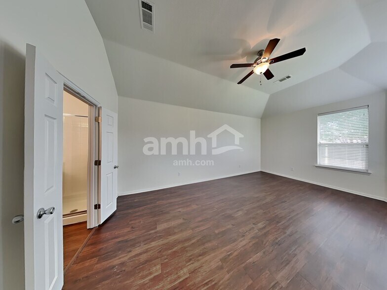 Building Photo - 313 Hawthorn Dr