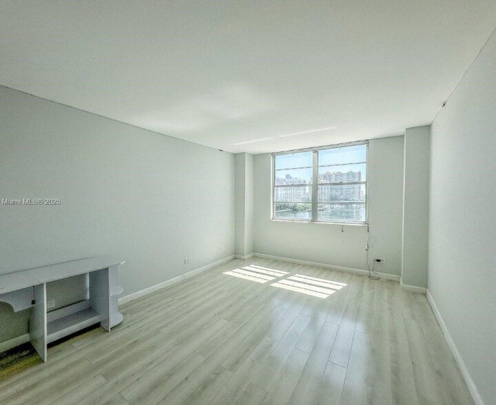 Building Photo - 250 174th St