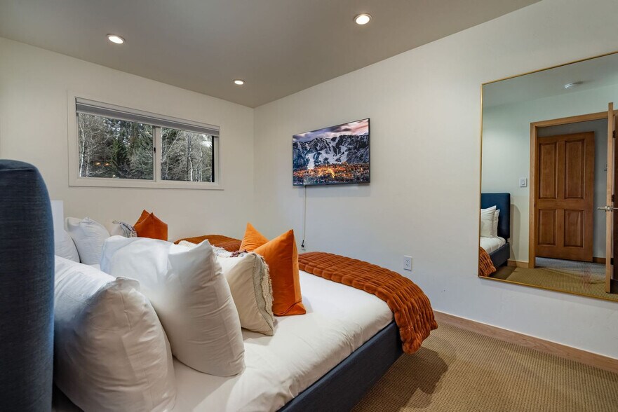 Building Photo - 835 E Durant Ave