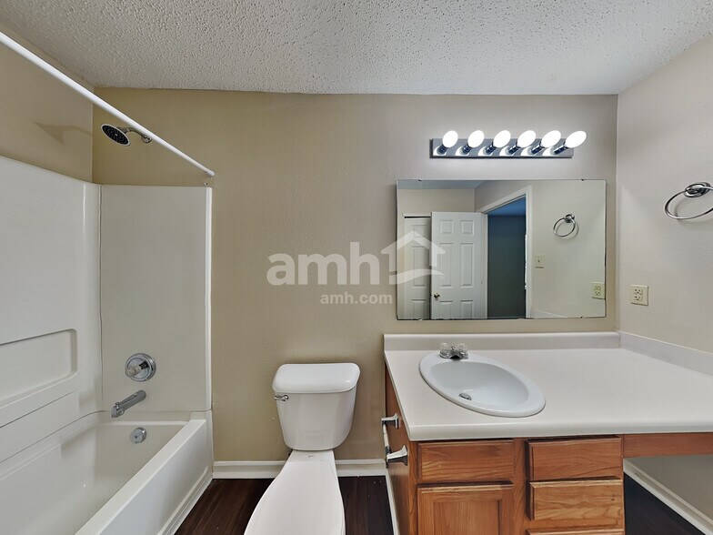 Building Photo - 6503 W Philadelphia Dr