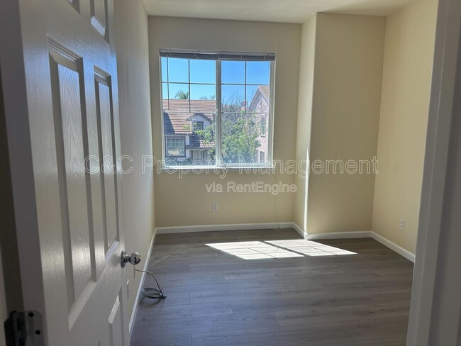 Building Photo - 28 Foxglove Ct