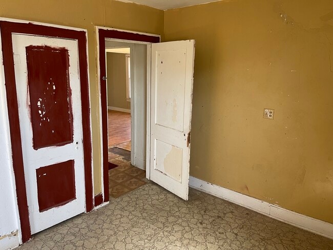 Building Photo - 220 N Main St