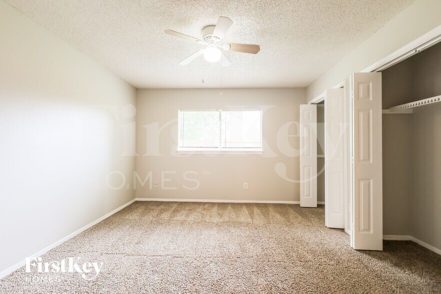 Building Photo - 9819 Kiwi Ln