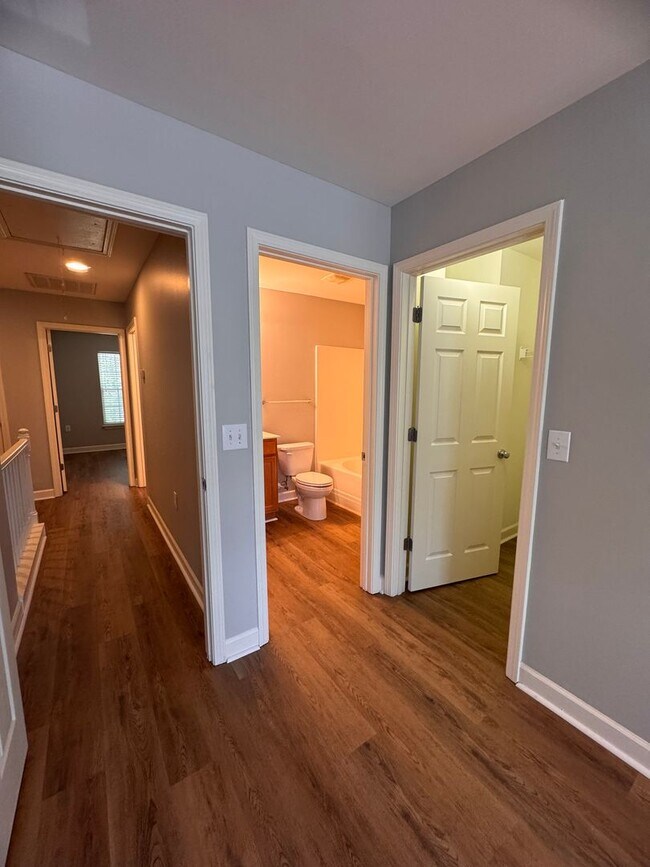 Building Photo - 2BR 2.5BA Townhome with Screened Porch