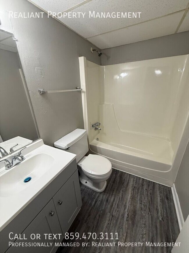 Building Photo - 2082 Fairmont Ct