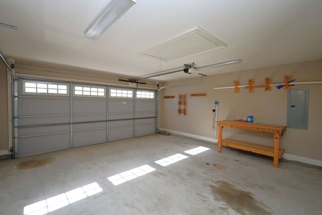 Building Photo - 3844 Coventry Dr