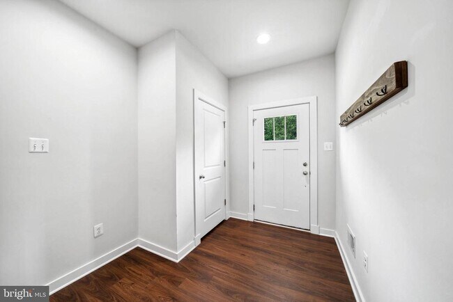 Building Photo - 817 Badger Ave