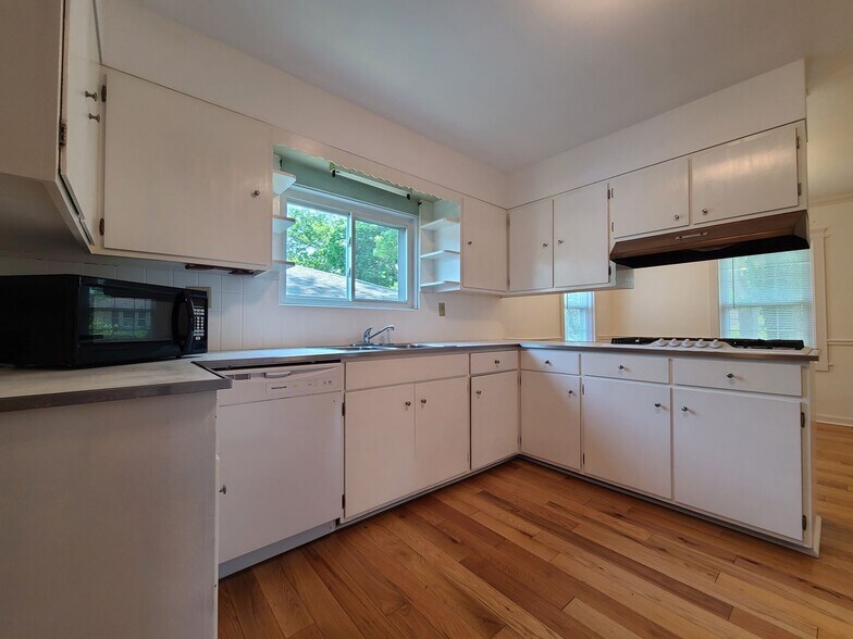 Building Photo - 547 Archer Ave