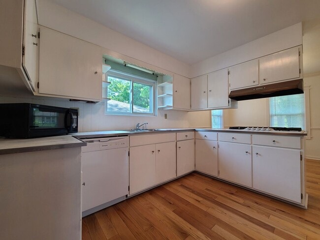 Building Photo - 3-bedroom, 2-bathroom home located in beau...