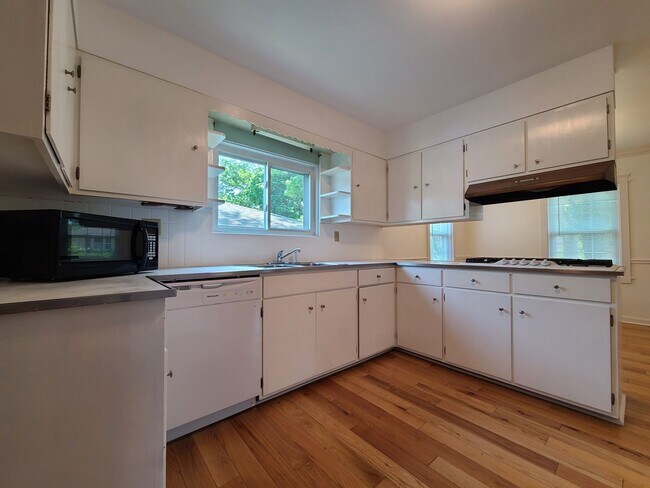 Building Photo - 3-bedroom, 2-bathroom home located in beautiful St. Joseph, MI