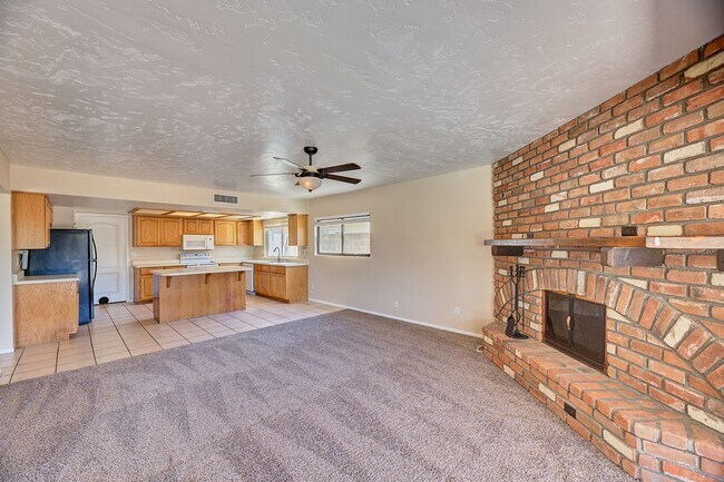 Building Photo - Garden Dr