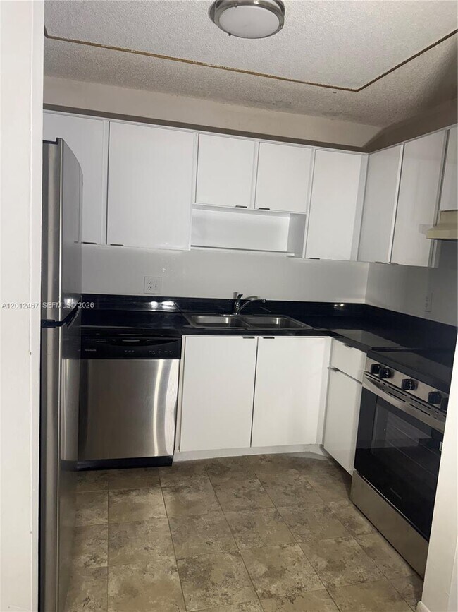 Building Photo - 10916 Royal Palm Blvd