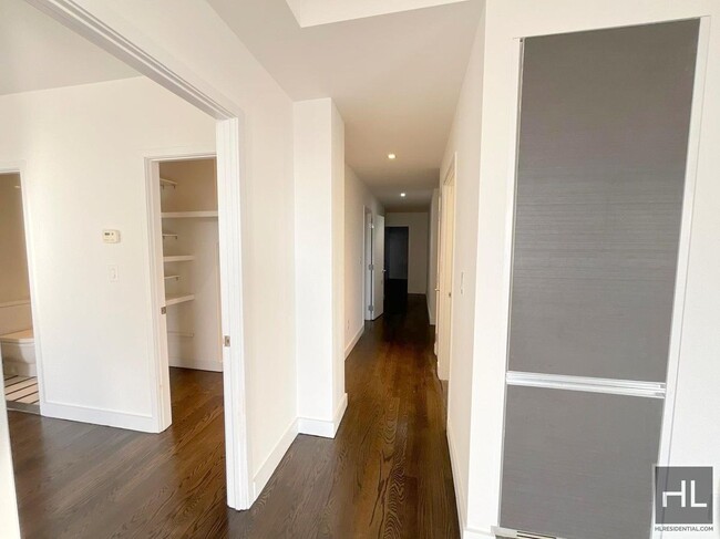 Building Photo - 4 bedrooms / 4.5 bathrooms / 14th floor / ...