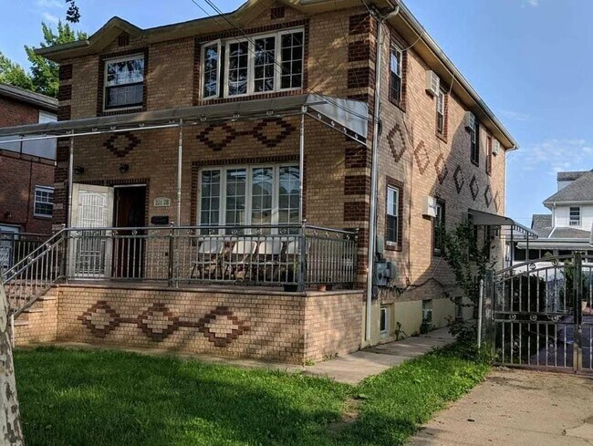Primary Photo - 221-28 Edmore Ave