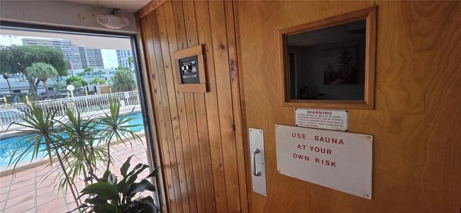 Building Photo - 1650 NE 115th St