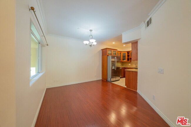 Building Photo - 626 E Orange Grove Ave