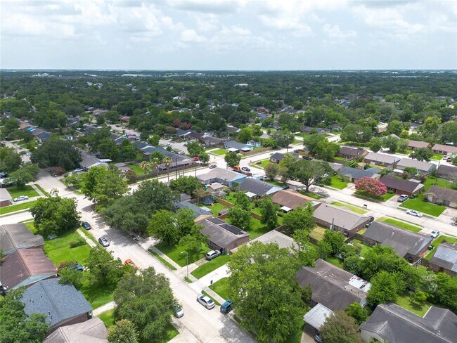 Building Photo - 3915 Brookmeade Dr