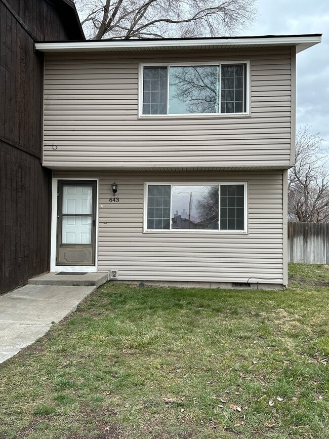 Building Photo - 643 Brookside Ct