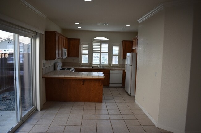 Building Photo - 805 Vía Rosa