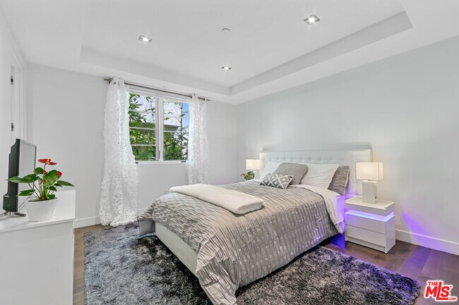 Building Photo - 443 N Palm Dr