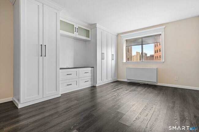 Building Photo - 143 Hoyt St