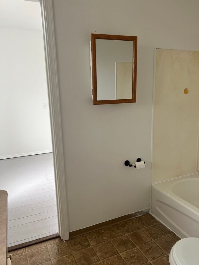 Building Photo - 2 bedrooms with bonus room!