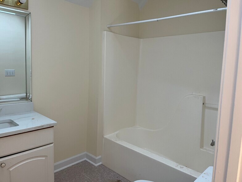 Building Photo - 6 Willow Tree Ct