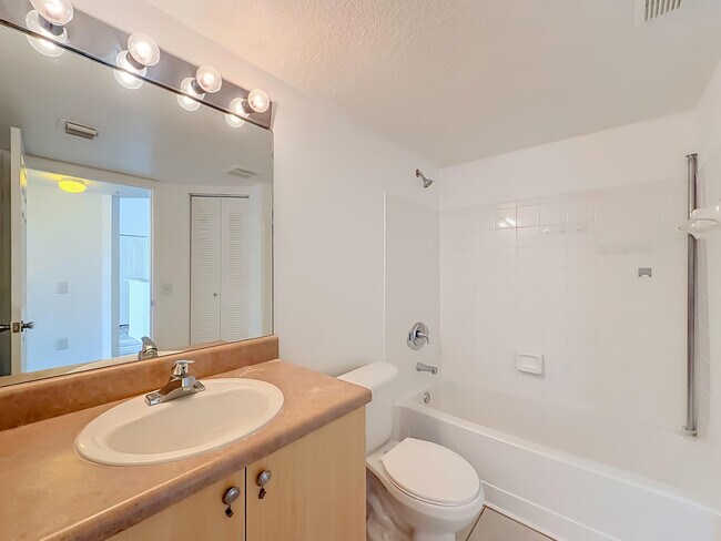 Building Photo - 1119 Villa Cir