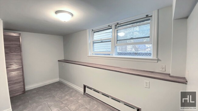 Building Photo - Astoria 2 bed apartment with all utilities...