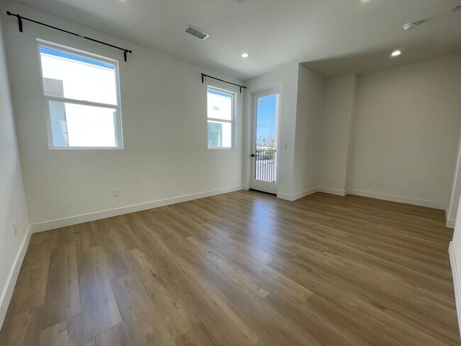 Building Photo - JUST COMPLETED MODERN TOWNHOMES! Never Liv...