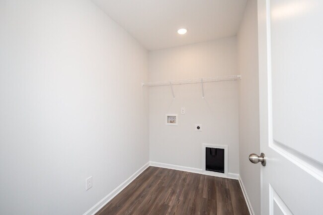 Building Photo - Elegant 3BR,2.5BA Townhome with Modern Finishes $1950/mo rent***