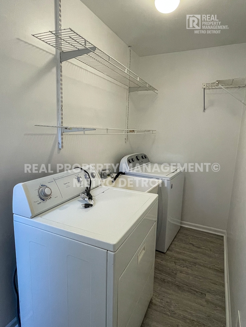 Building Photo - 5560 Seabreeze Ln