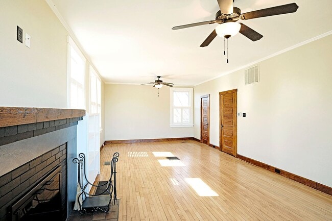 Building Photo - Beautiful Country Home With Picturesque Views