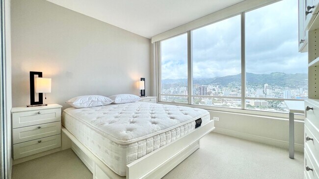 Building Photo - 2 BEDROOM HIGH FLOOR UNIT IN KAKAAKO
