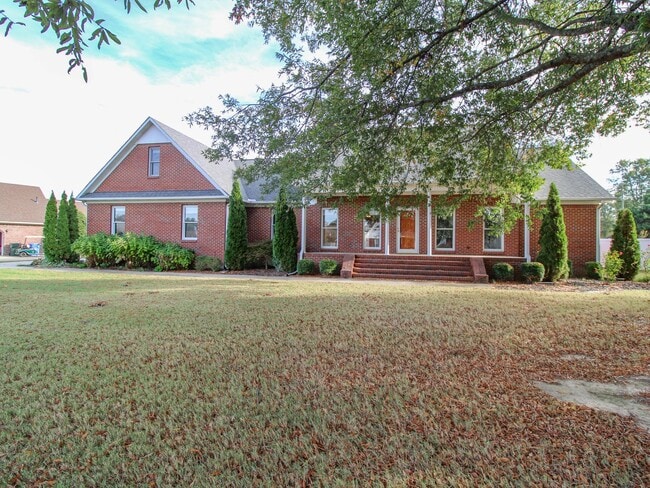 Building Photo - Spacious home!