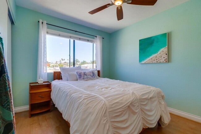 Building Photo - Stunning 2 bed 2 bath top floor condo in gated community with 2 covered parking spaces!