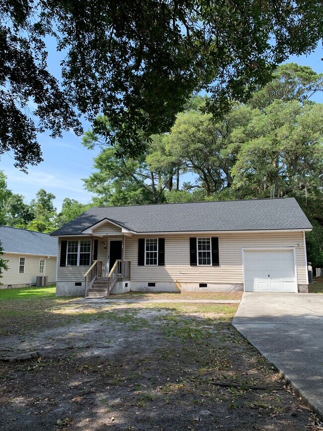 Building Photo - 211 Friendly Ln