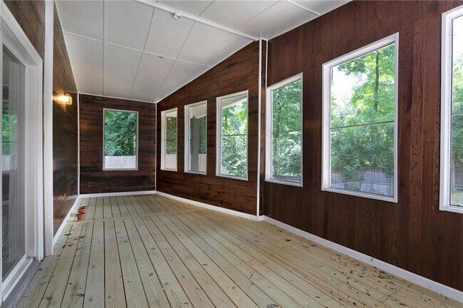 Building Photo - 1452 Briaroaks Trail NE