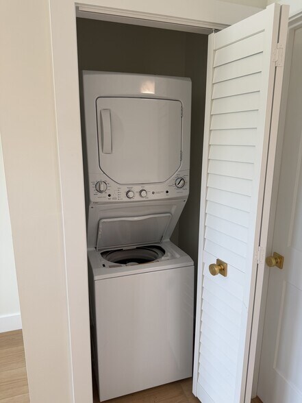 Building Photo - 2 Bed/1 Bath - Unit 2