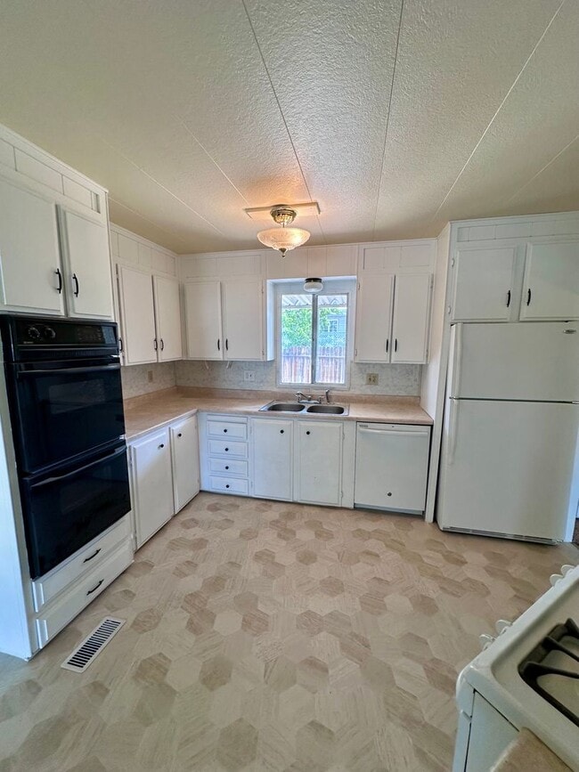 Building Photo - 16300 Rhyolite Cir