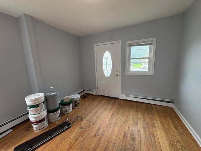 Building Photo - Large 5 Bedroom 2 Bathroom Single Family H...