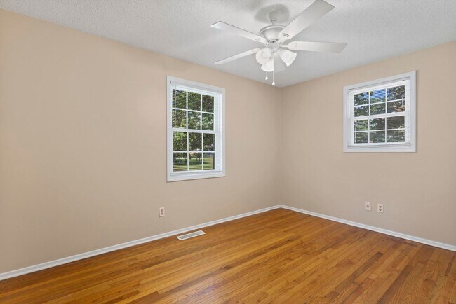 Building Photo - Northwoods Cutie!