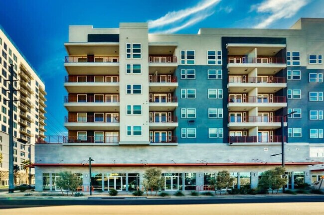 Building Photo - 400 N 2nd Ave