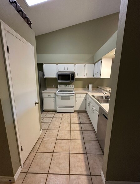 Building Photo - 4700 SW Archer Rd